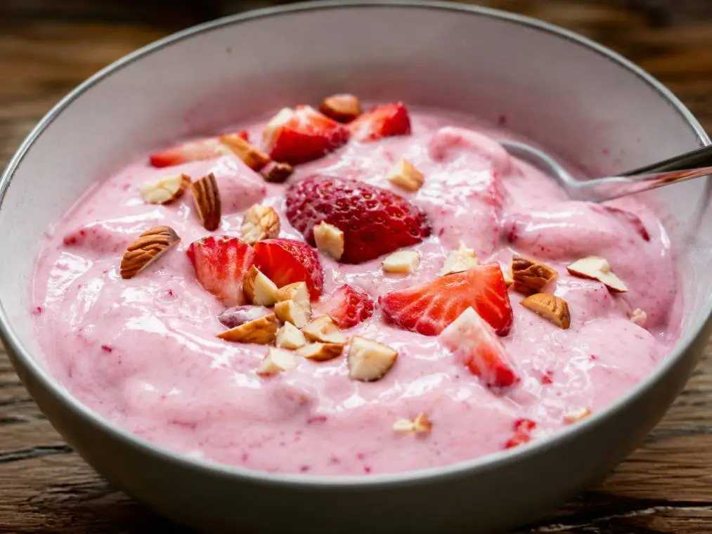 Erdbeer-Joghurt-Bowl mit Mandeln