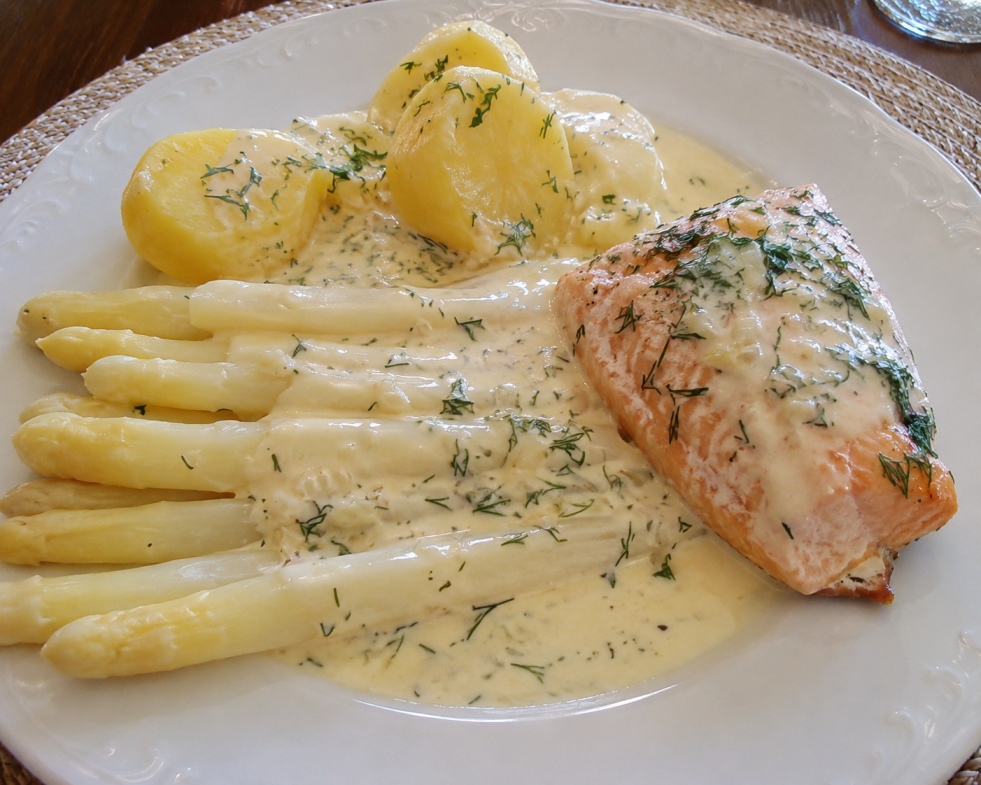 Spargel-mit-Kartoffeln-und-Lachs